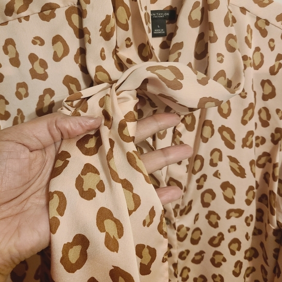 Ann Taylor Factory | Women's Leopard Print Button-Down Blouse (Size Large) - Picture 8 of 13